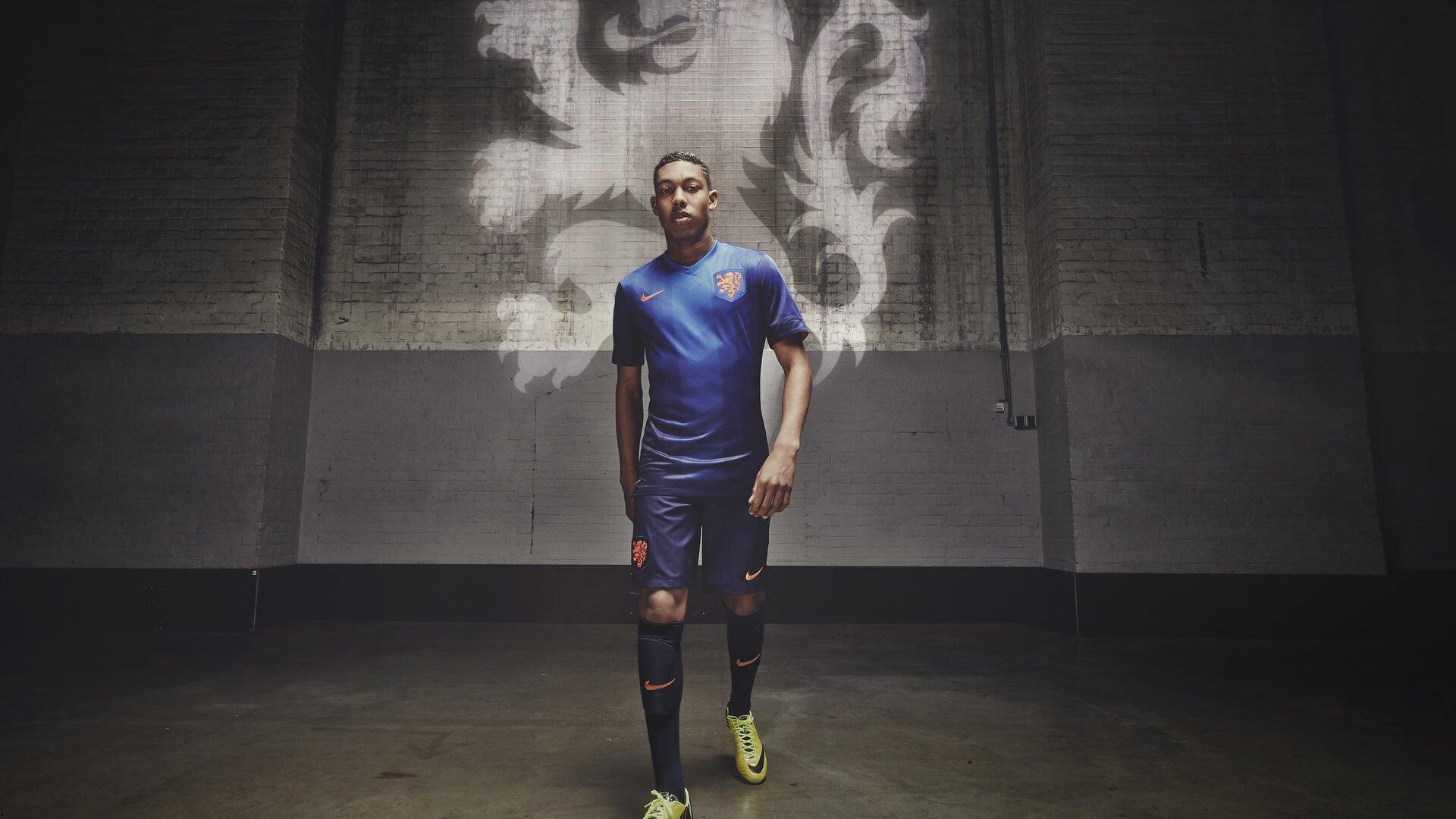 麦卡利斯特，庆祝动作献给家人，深情呼吁梅西长留国家队